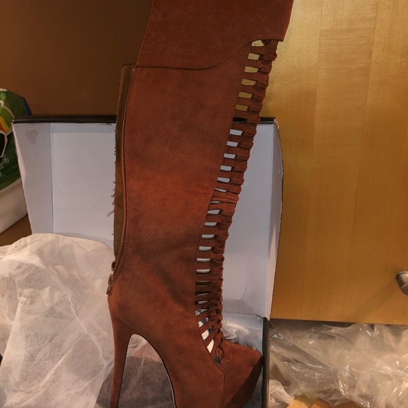 Knee-high boots - Picture 4 of 8